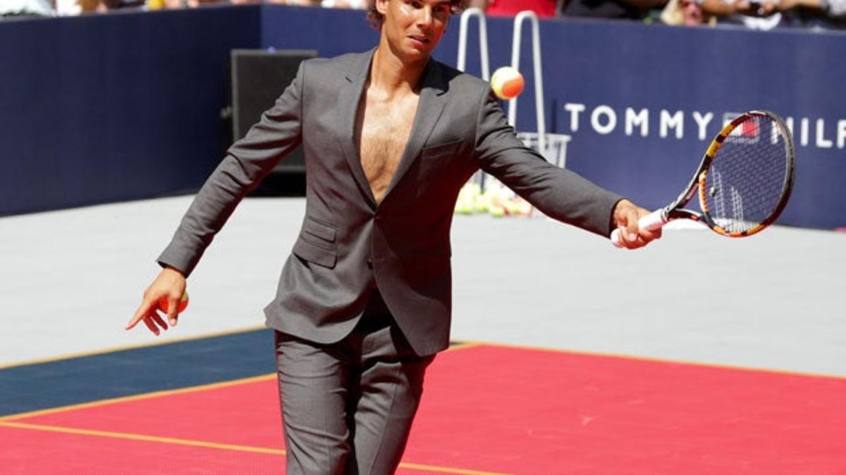 Rafa Nadal pelotea con el traje y sin camisa