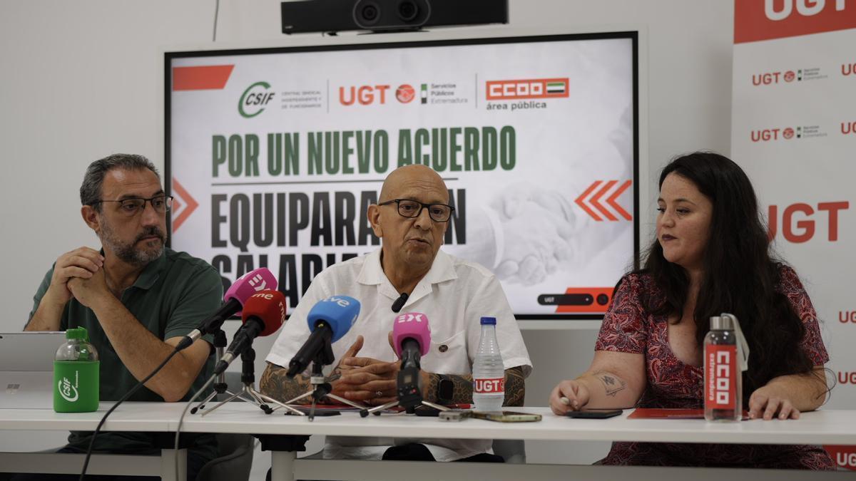 Representantes de CSIF, UGT y CCOO anuncian movilizaciones para exigir a la Junta la equiparación salarial de los empleados públicos.
