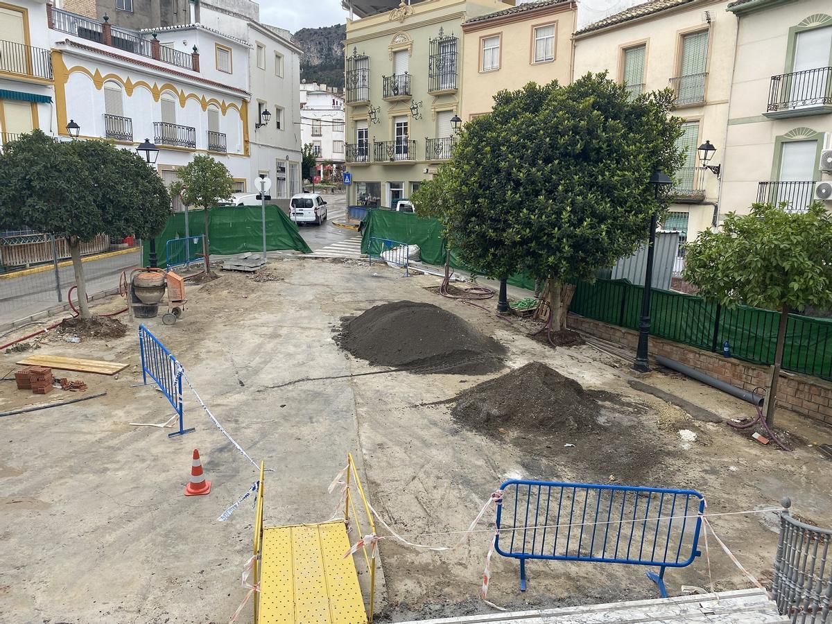 Obras de mejora de la accesibiliad en la plaza Luis de Armiñán de Cuevas de San Marcos.