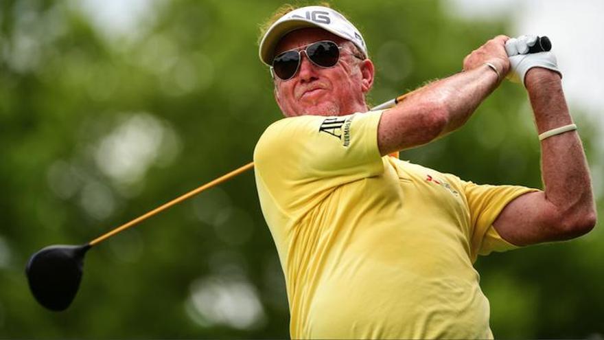 El golfista malagueño, Miguel Ángel Jiménez, realiza un swing durante la última jornada del US Open senior.