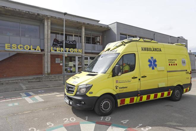 Les imatges de l'entorn de l'escola de Porqueres on s'ha produït una explosió mentre feien un experiment