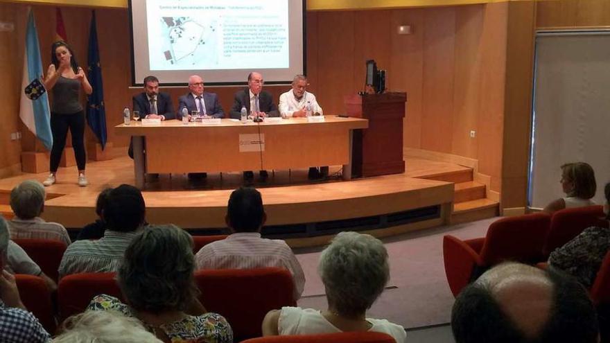 El conselleiro y otros responsables del Sergas presentan el proyecto, ayer, en Montecelo. // R. V.