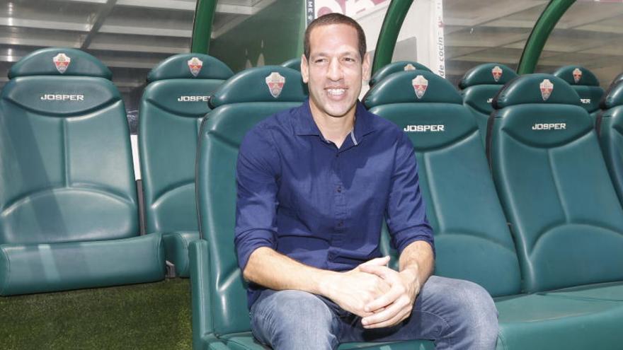 José Luis Acciari, en el banquillo del estadio Martínez Valero