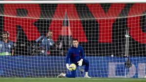 Arnau Tenas calentando en Vallecas