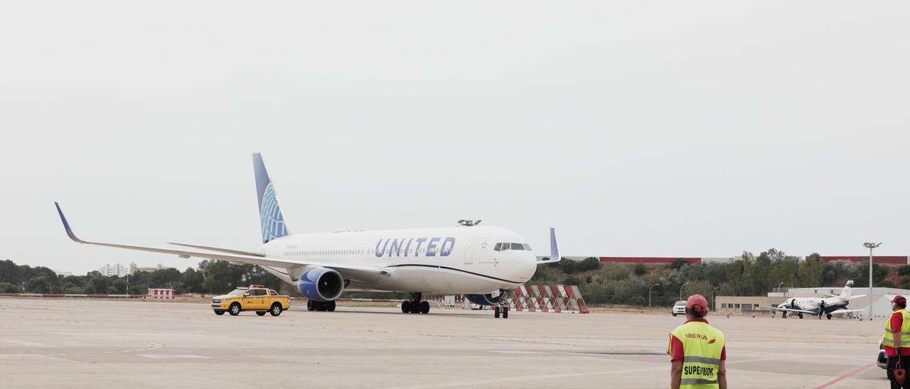 El primer vuelo de United que aterrizó en Son Sant Joan, el 3 de junio de 2022.