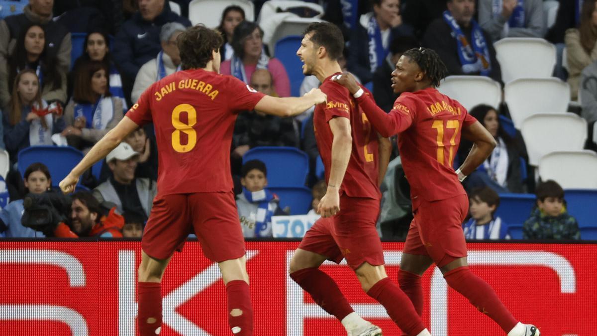 SAN SEBASTIÁN, 17/05/2026.- El centrocampista argentino del Valencia Guido Rodríguez (c) celebra su gol, tercero del equipo ante la Real, durante el partido de la jornada 37 de LaLiga que Real Sociedad y Valencia CF disputan este domingo en el estadio de Anoeta. EFE/Juan Herrero