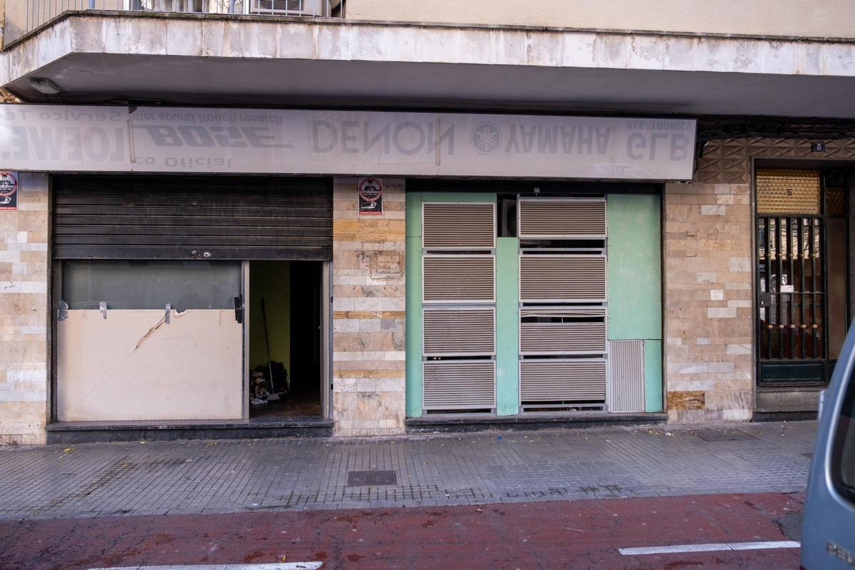 Exterior del local okupado donde se ha producido el incendio en Palma.