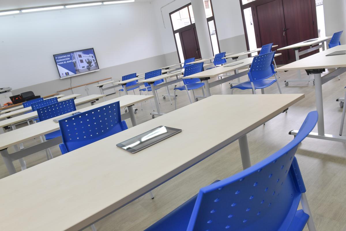 Una de las aulas del edificio, que está equipada con una pantalla táctil y con tabletas digitales para los usuarios.