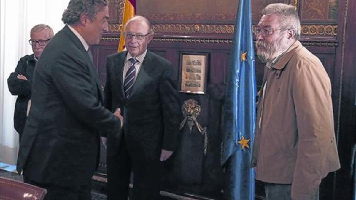 Montoro, ayer, con los líderes sindicales, Toxo y Mendez y con el presidente de la CEOE, Juan Rosell.