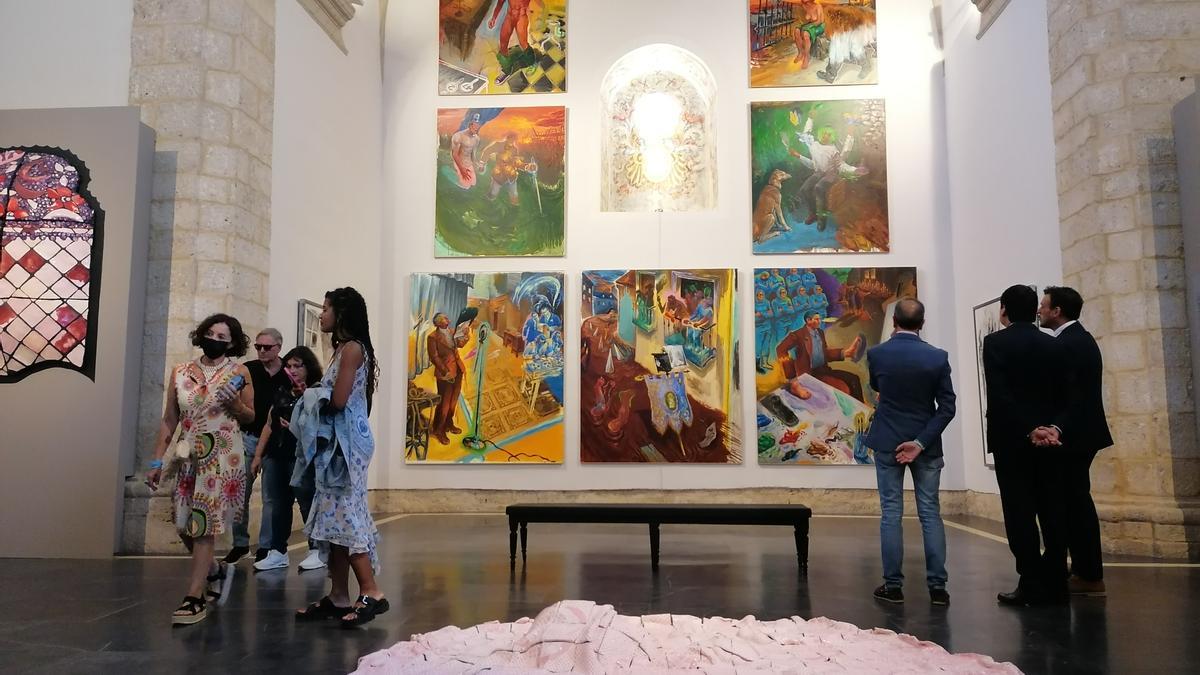 Visitantes de la muestra admiran las obras que se exhiben en la iglesia de San Agustín