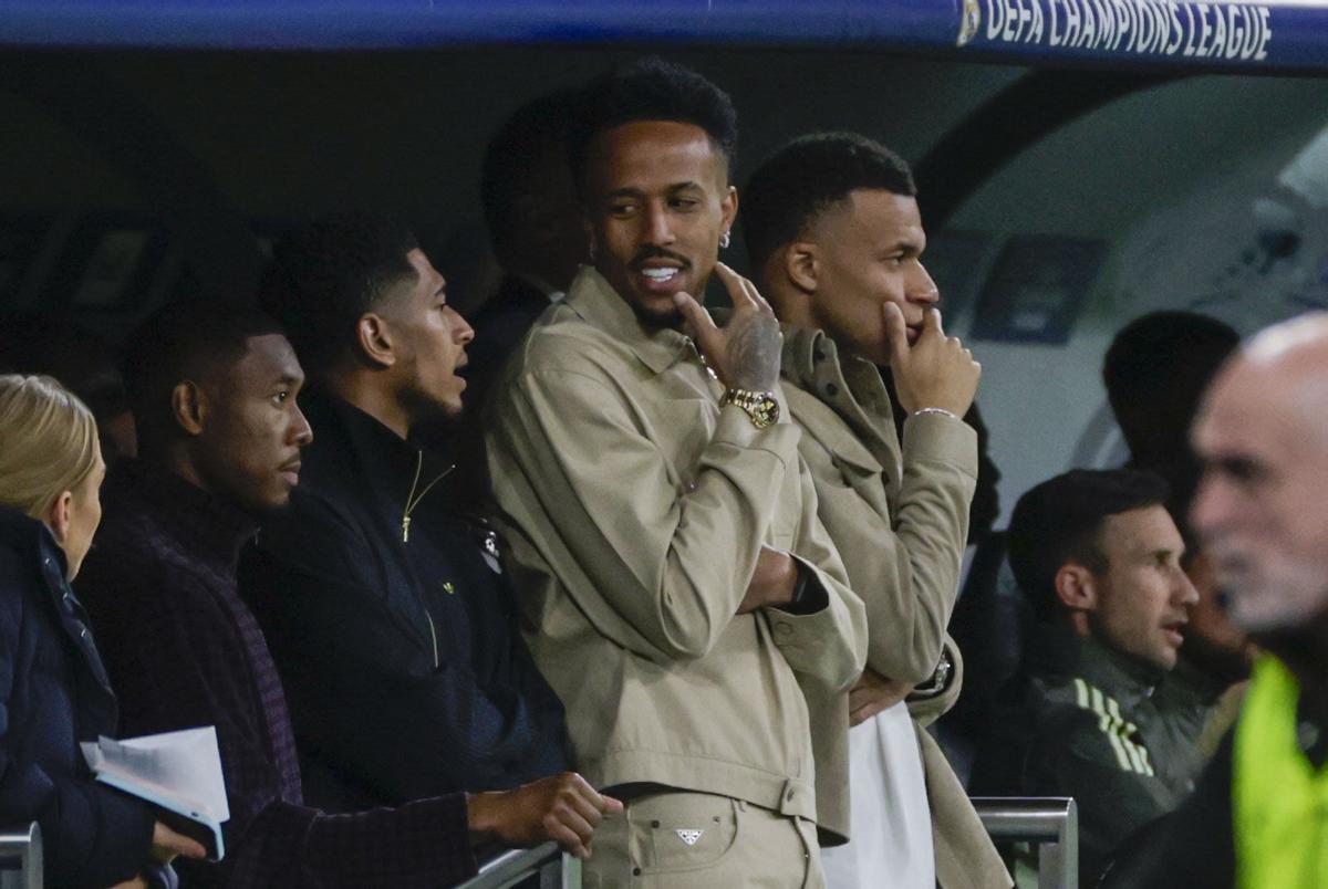 Militao, en el banquillo del Real Madrid, durante el partido de ida de los octavos de Champions contra el Manchester City.