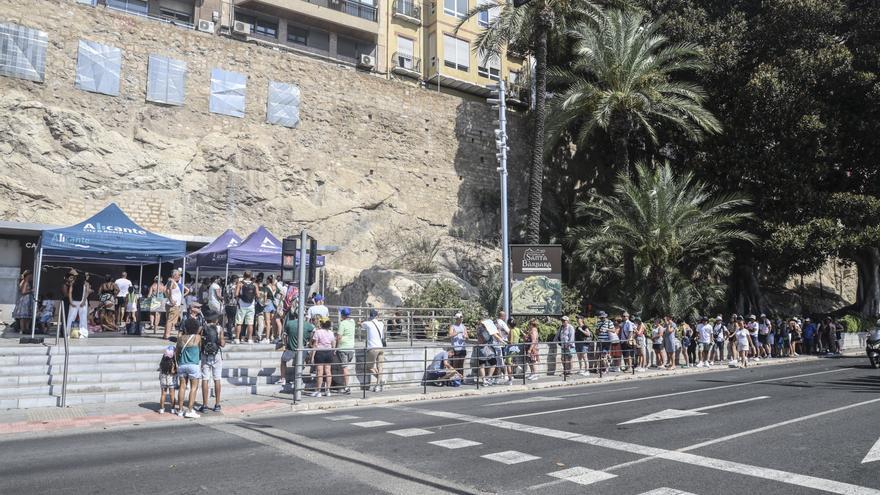 El Ayuntamiento pone una zona insuficiente de sombra en el acceso de los turistas al Castillo de Santa Bárbara