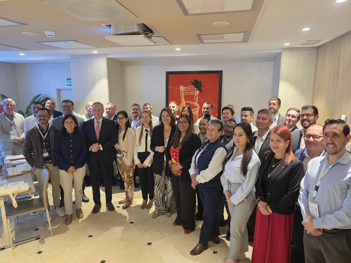 Beatriz Calzada junto a los empresarios americanos