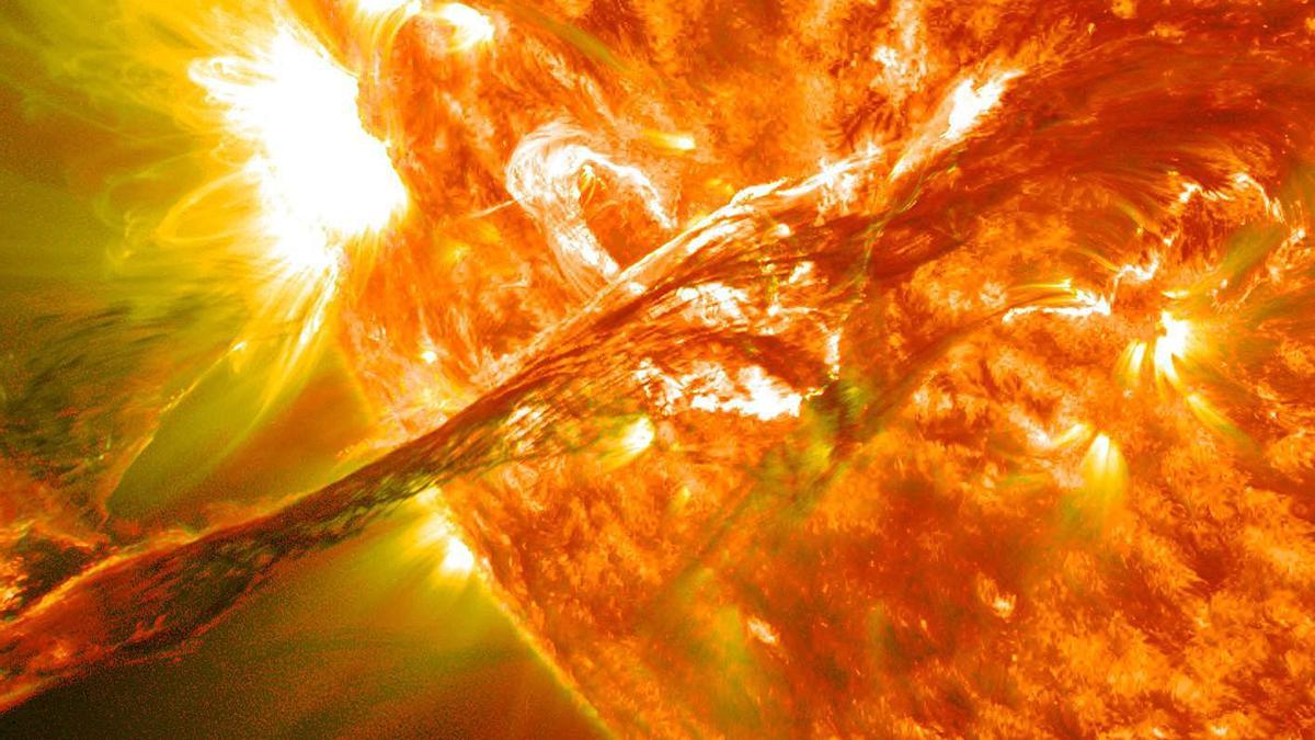 Filamento de material solar expulsado al espacio durante una eyección de masa coronal. |   // NASA