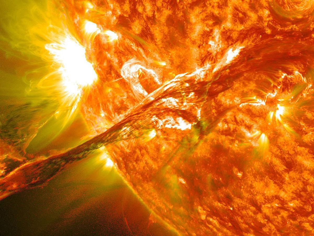 Filamento de material solar expulsado al espacio durante una eyección de masa coronal. |   // NASA