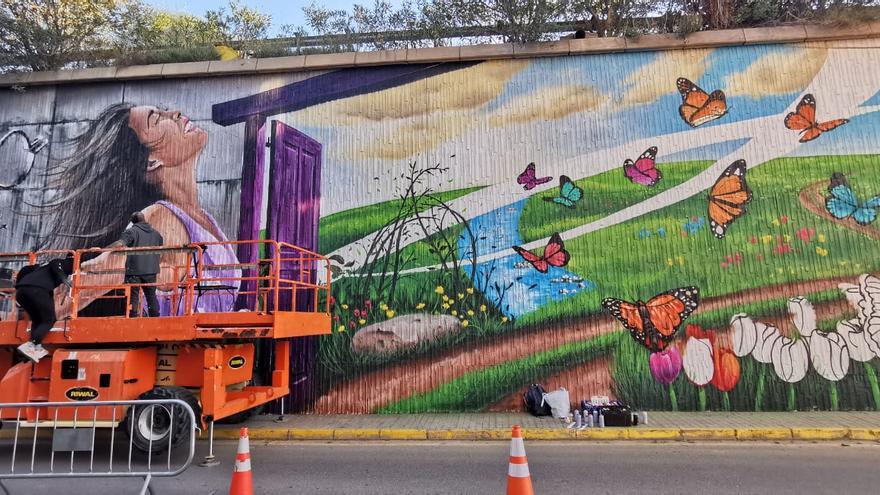 Xirivella plasma en un mural la "Puerta violeta" de Rozalén