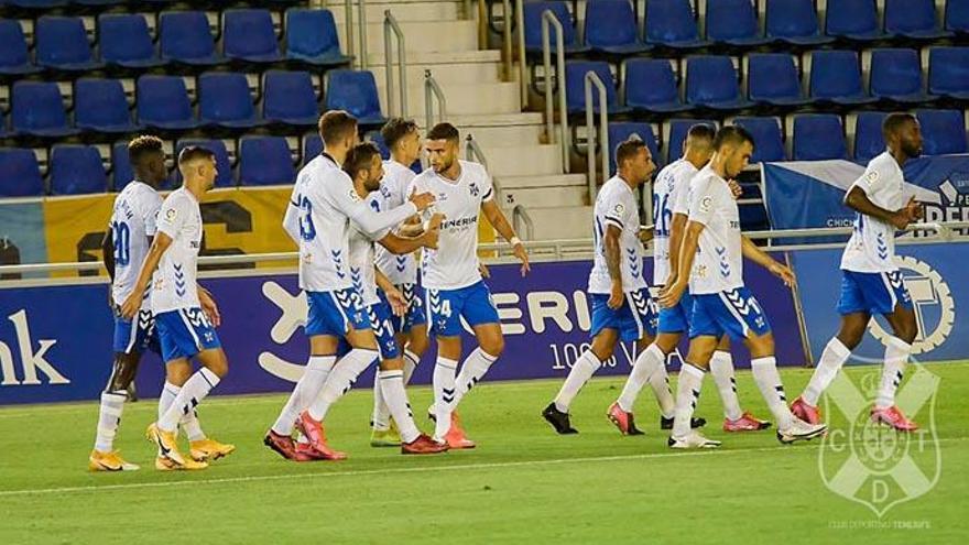 El Tenerife derrota a un disperso Málaga