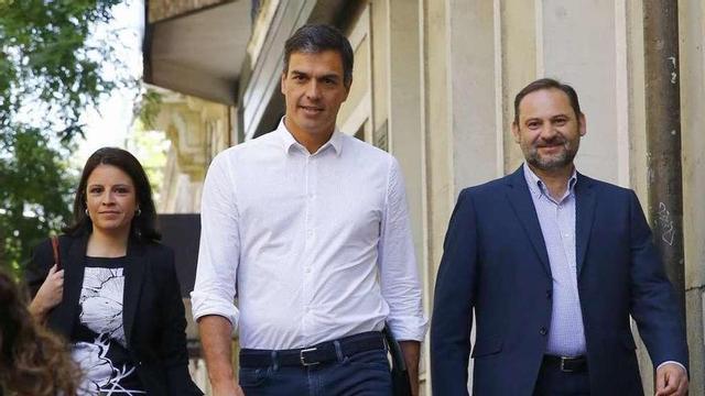 Adriana Lastra, Pedro Sánchez y José Luis Ábalos, a su llegada ayer a la sede de Ferraz.  // Efe
