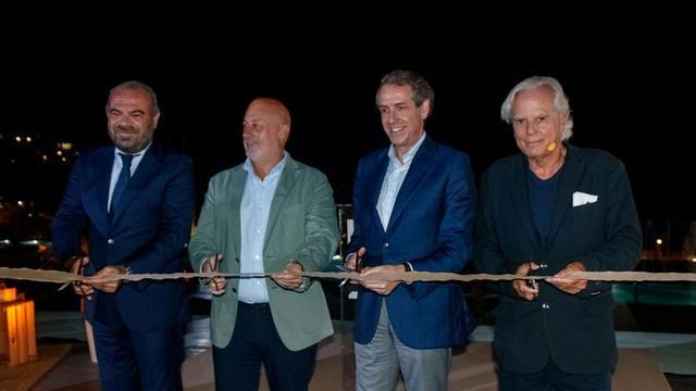 Los responsables del establecimiento proceden a cortar la cinta inaugural.