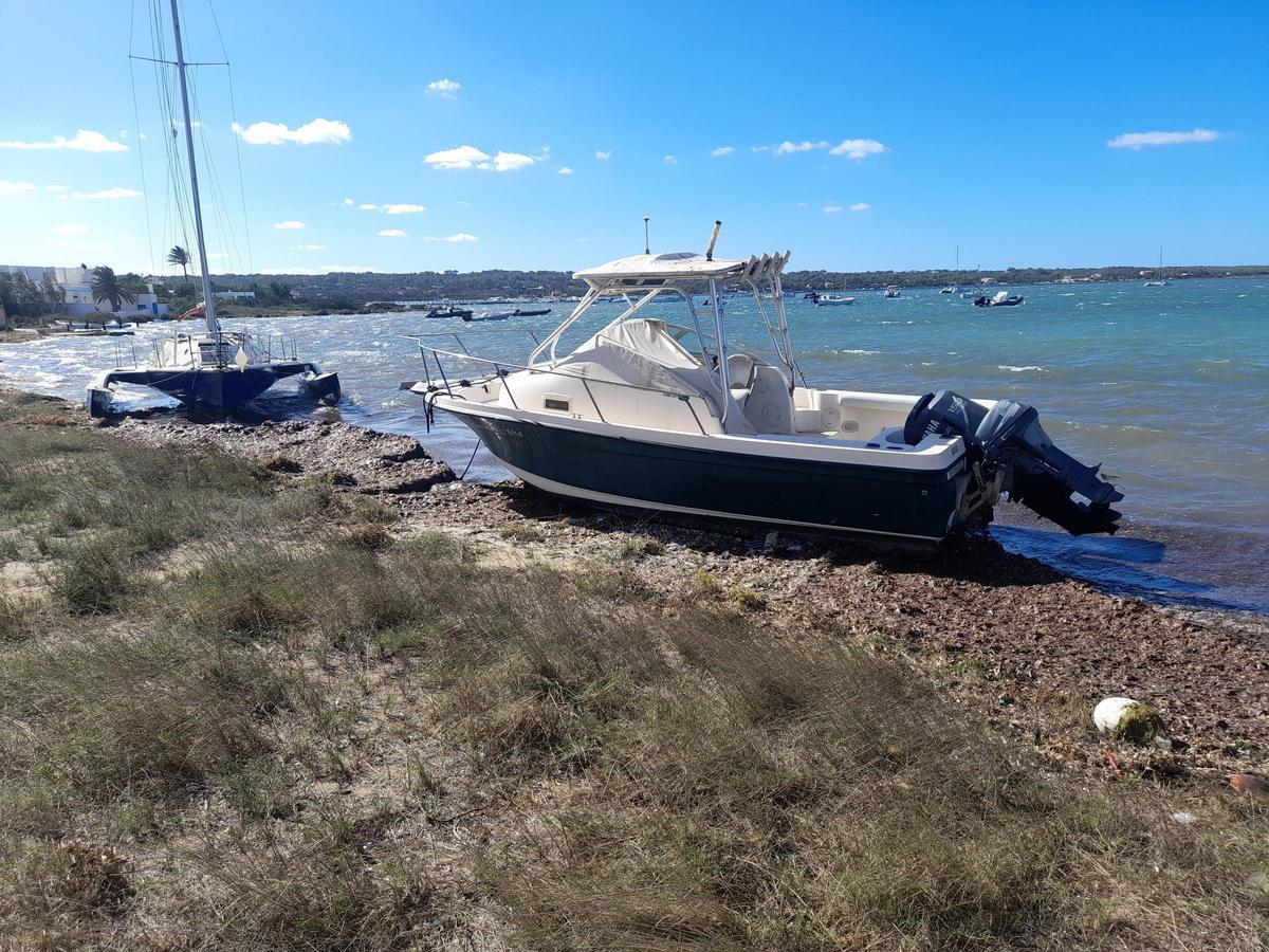 Embarcaciones varadas y hundidas en s'Estany des Peix por el temporaral del 20 de octubre