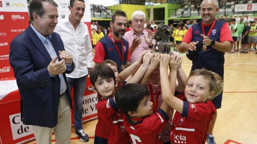 Los jugadores del Santa Mariña, campeones en sub 6. | // FOTOS: RICARDO GROBAS