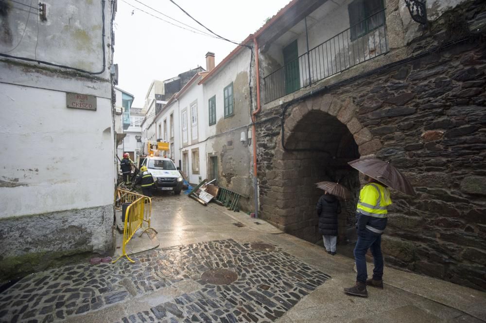 Dos casas en ruinas se derrumban en Betanzos