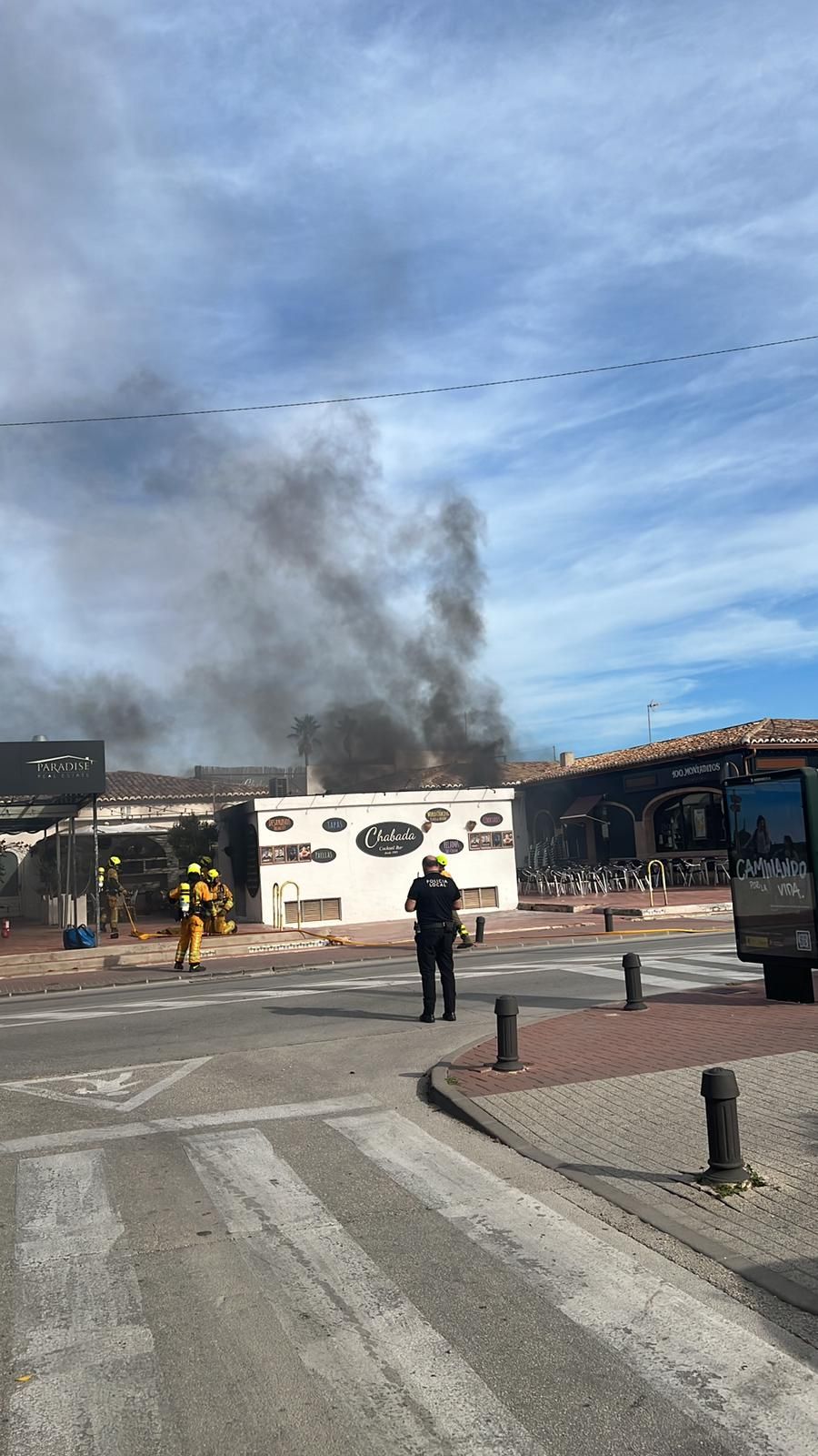Las imágenes del incendio del transformador de la playa del Arenal de Xàbia que ha dejado sin luz a miles de abonados