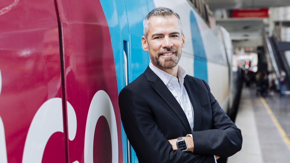 Federico Pareja, junto a un tren de Ouigo, la operadora francesa que cumple dos años en España.