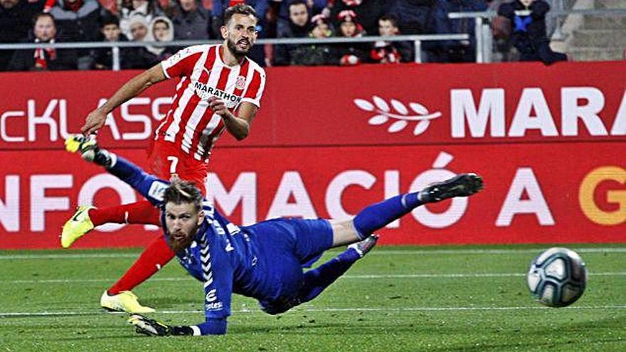 Stuani, superant Ortolá, en un jugada que acabaria amb gol anul·lat.