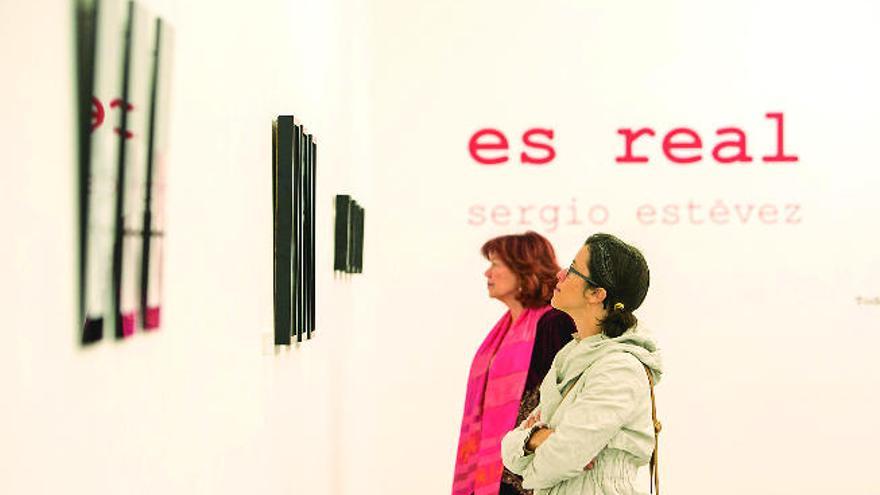 Dos visitantes, ayer, en la exposición de Sergio Estévez, en el Club LA PROVINCIA.