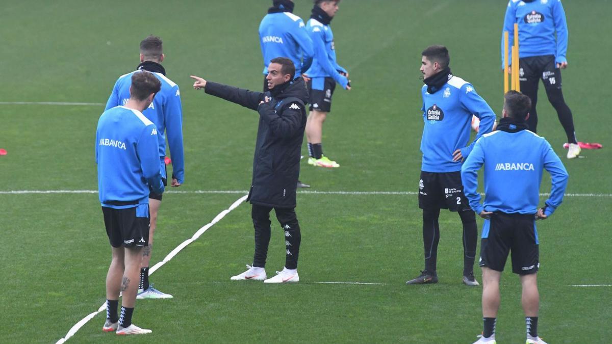 Borja Jiménez da instrucciones a los jugadores durante un entrenamiento en Abegondo. |  // CARLOS PARDELLAS