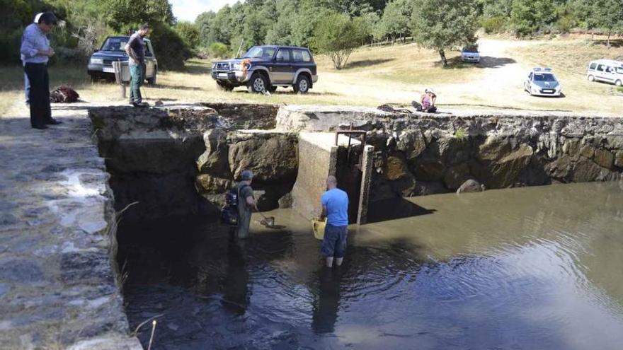 Vaciado de la playa fluvial de Robleda durante el operativo de búsqueda de Felisa Ferrero.