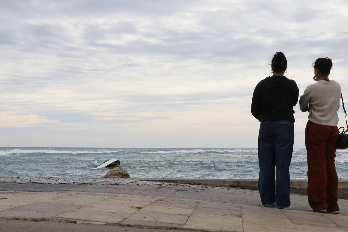Restos de la lancha averiada en el Portitxol (Palma)