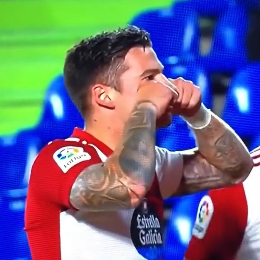 Santi Mina se enjuaga las lágrimas dirigiéndose a la afición del Getafe