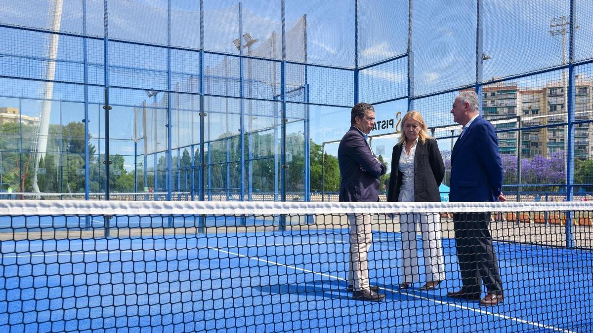 El Ayuntamiento de Sevilla ha renovado las 28 pistas de pádel municipales.