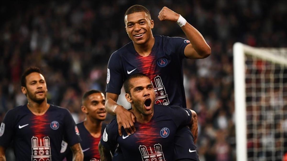 Kylian Mbappé celebra con sus compañeros del PSG un gol ante el Mónaco.