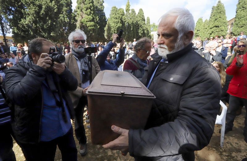 Entrega de los restos de los fusilados por el franquismo a sus familiares, en Paterna