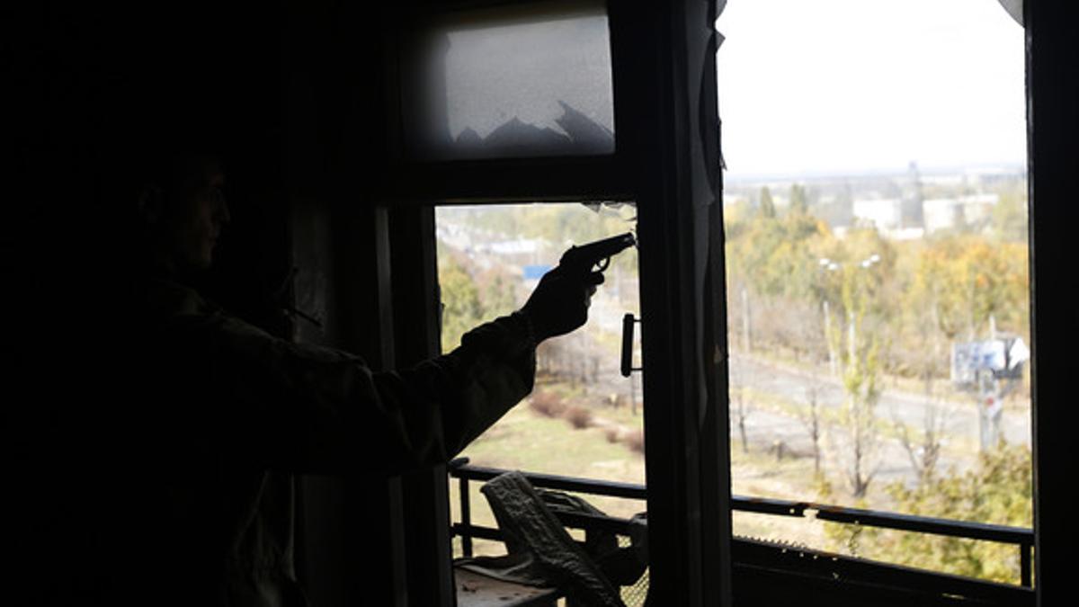 Un miliciano prorruso sostiene un arma en un edificio cercano al aeropuerto de Donetsk, el miércoles.