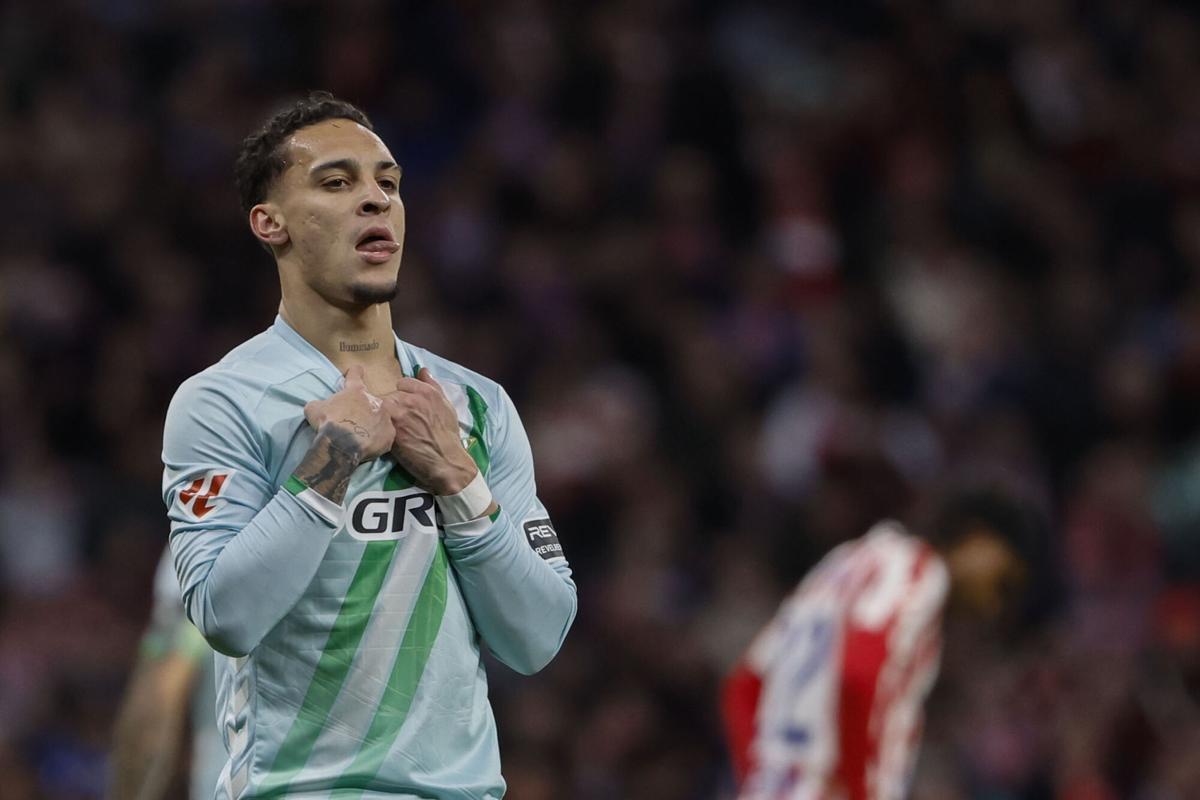 Antony celebra el gol marcado durante el partido de la jornada 23 de Liga de Primera División que Atlético de Madrid y Real Betis disputan este domingo en el estadio Metropolitano