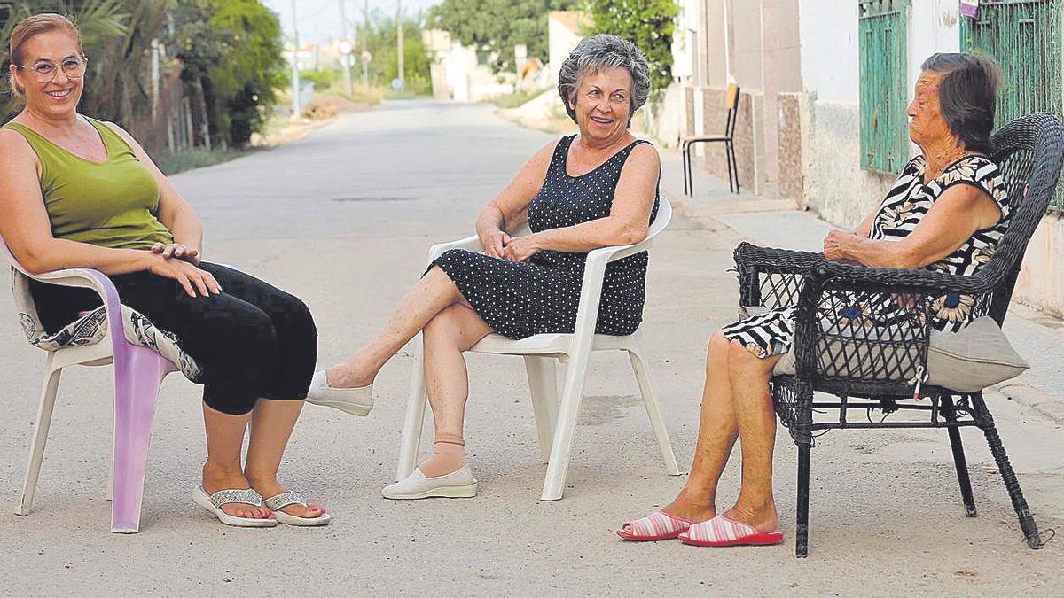 Tres mujeres de Santiago y Zaraiche toman el fresco en su calle