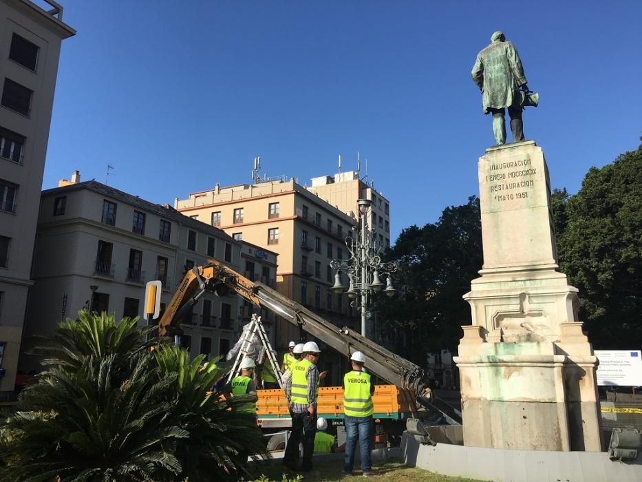 Desmontaje de la escultura 'Alegoría del Trabajo' del monumento de Larios.