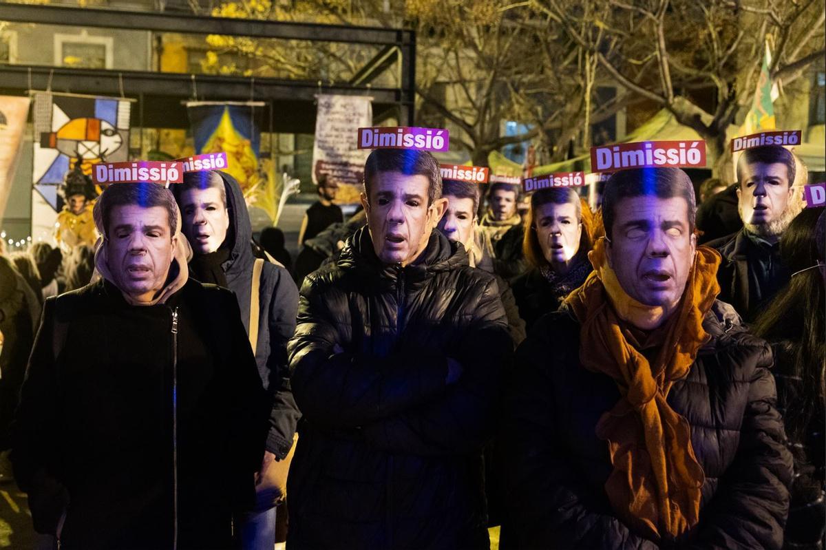 Participantes en el Carnaval de Alicante con caretas de Carlos Mazón