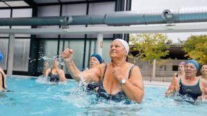 Mayores practican ejercicio en una piscina.