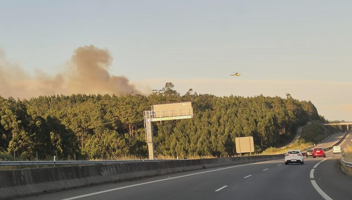 A la izquierda, columna de humo del incendio de Anos, en Cabana.
