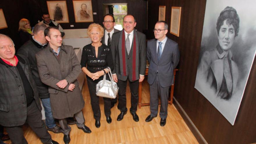 El conselleiro de Cultura, Jesús Vázquez, y otras autoridades visitan la Casa-Museo de Rosalía de Castro.