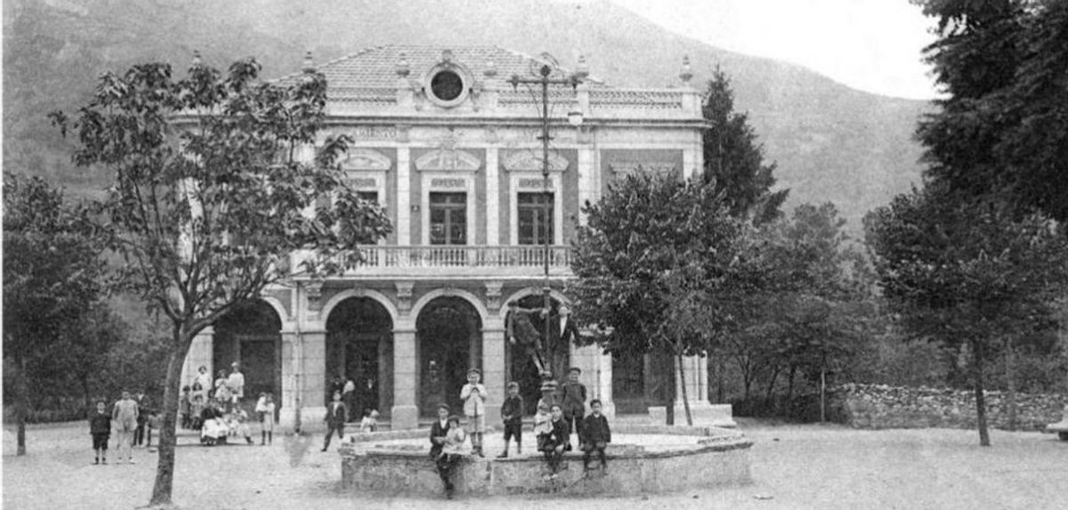 Laviana restaurará la fachada de su ayuntamiento, que cumple 120 años