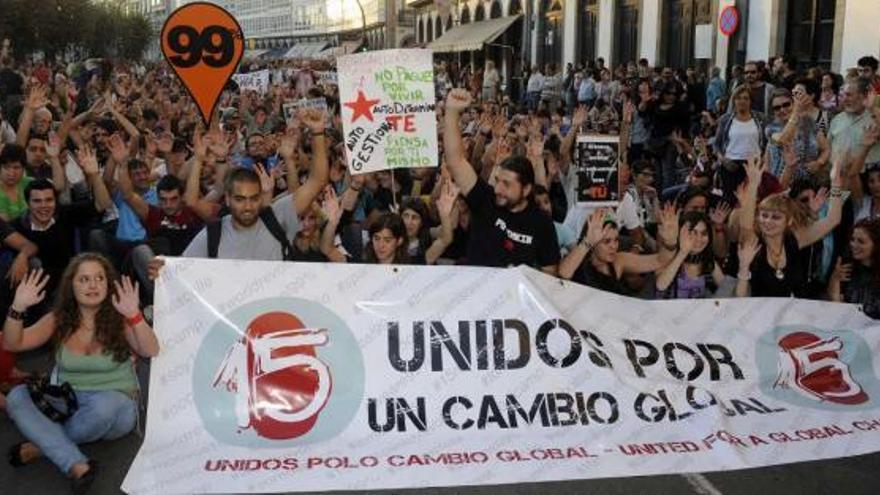 La manifestación que concluyó en la plaza de María Pita, a su paso por la avenida de La Marina. / eduardo vicente