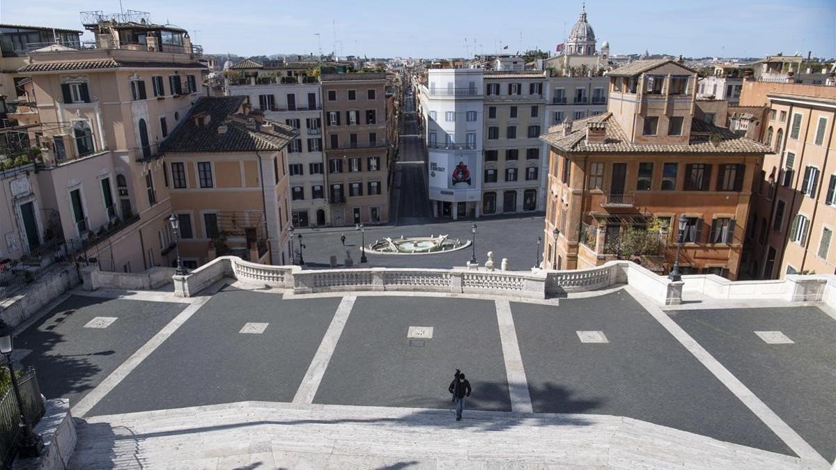 Imagen de la plaza de España de Roma, prácticamente desierta, este lunes.