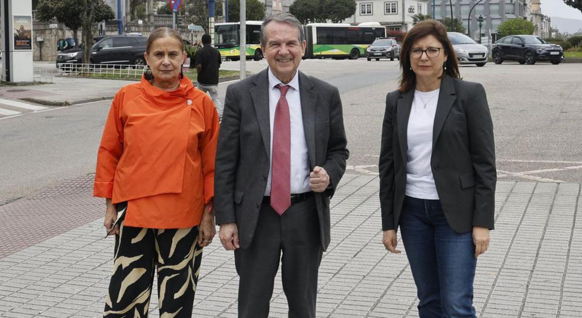 Carmela Silva (izq.),  Abel Caballero y María  José Caride, en la Praza  de España. |  Alba Villar