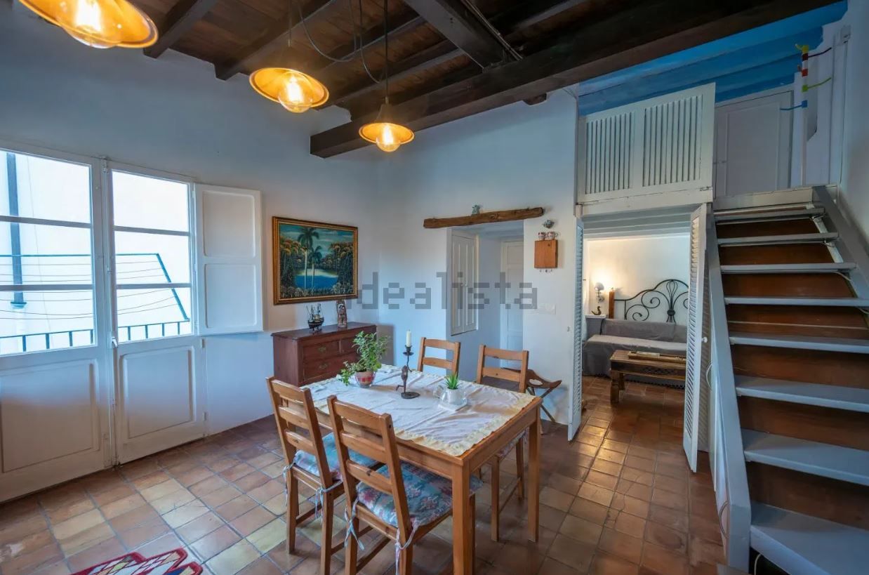 A la venta un edificio con dos apartamentos y negocio en Ibiza por 625.000 euros